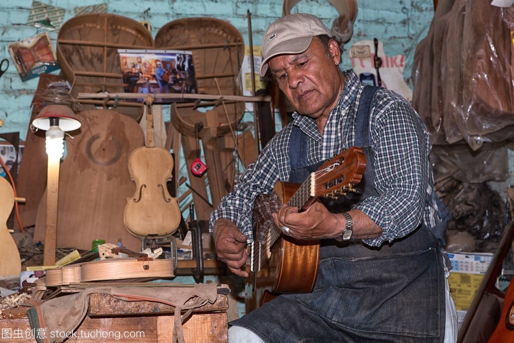 琴师在他的商店在 Paracho, 墨西哥